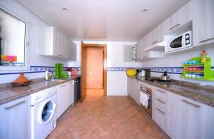Spacious apartment, pool, beach, basement parking