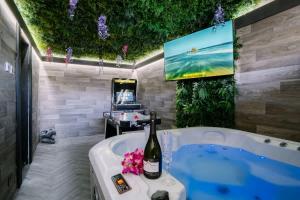 Rockside - Luxury 1 bedroom home with hot tub, central location, parking and pet friendly