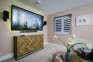 Rockside - Luxury 1 bedroom home with hot tub, central location, parking and pet friendly