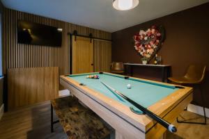 Rockside - Luxury 1 bedroom home with hot tub, central location, parking and pet friendly