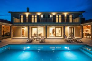 NEW Villa Bombovi dvori with Pool, Gym & Sauna