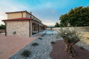 NEW Villa Bombovi dvori with Pool, Gym & Sauna