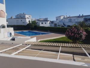 Oura Sunrise & Pool Retreat