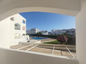 Oura Sunrise & Pool Retreat