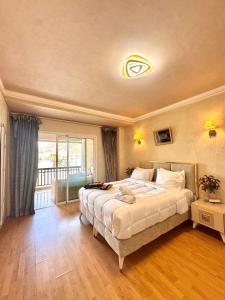 Vue Exceptionnelle sur le Port et les Montagnes dAgadir Chambre Salon Confortable