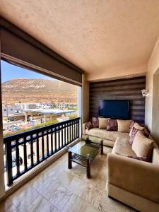 Vue Exceptionnelle sur le Port et les Montagnes dAgadir Chambre Salon Confortable