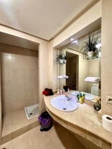 Vue Exceptionnelle sur le Port et les Montagnes dAgadir Chambre Salon Confortable