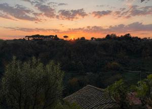 A due passi da Roma nel cuore del borgo medievale casa dartista con terrazza sul Parco di Veio