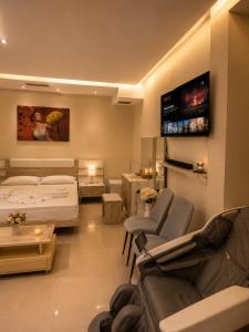 Charlie Suite