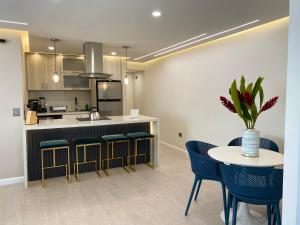 Suite VIP Caracas Los Palos Grandes con Estacionamiento