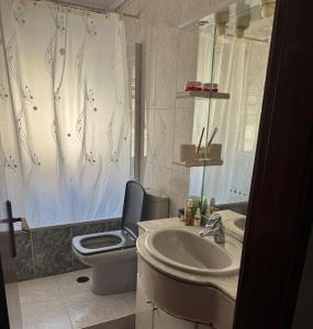 Quarto confortável em apartamento familiar