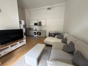 3 bright rooms, 2 bathrooms, 10 minutes from Paris