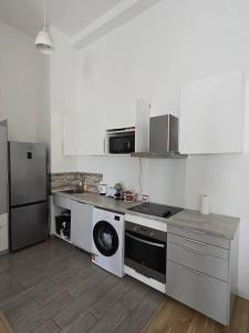 3 bright rooms, 2 bathrooms, 10 minutes from Paris