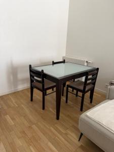 3 bright rooms, 2 bathrooms, 10 minutes from Paris