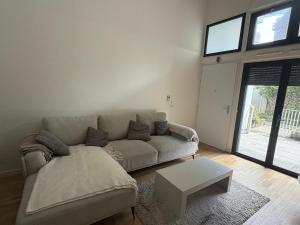 3 bright rooms, 2 bathrooms, 10 minutes from Paris