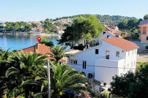 Apartments by the sea Stomorska, Solta - 26008