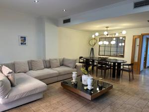 Casa familiar con piscina junto a la playa