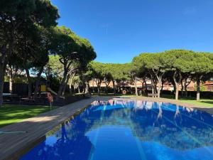 Casa familiar con piscina junto a la playa