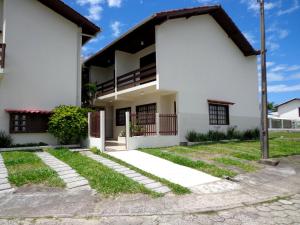 RESIDENCIAL COM CASAS DE 2 DORM - Praia Garopaba