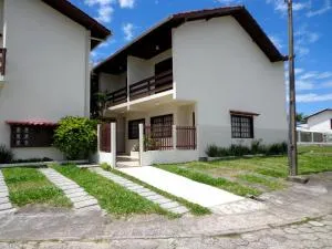 RESIDENCIAL COM CASAS DE 2 DORM - Praia Garopaba - Garopaba