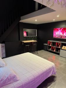 Romantic suite with hot tub