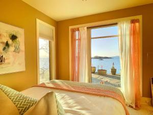 Endless Coastal Views Peaceful B&B in Nanoose Bay