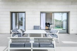 Modern 4BR Garden Apartment with Private Balcony