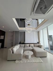 Deniz manzarali, havuzlu lks villa hizmetili