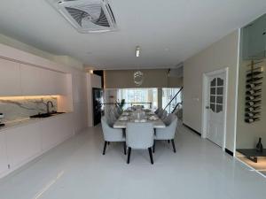 Deniz manzarali, havuzlu lks villa hizmetili