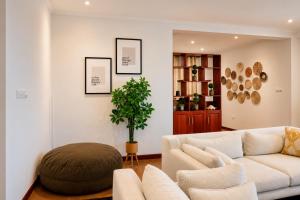 Makaya Homes Elegant 2BR Coastal Apartment