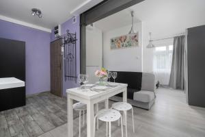 Lilac Studio with Bathtub in Wrocław Close to the Park by Noclegi Renters