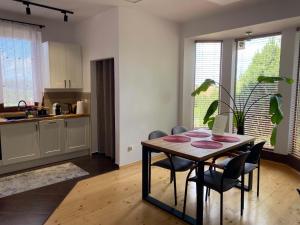Cozy Garden Apartment Near Krakow - Free Parking
