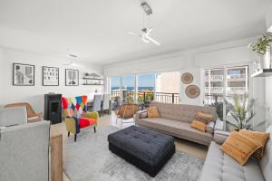 Prime located penthouse w seaview