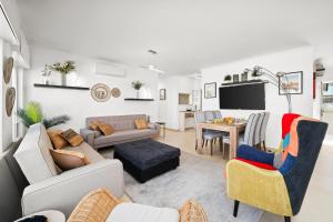 Prime located penthouse w seaview