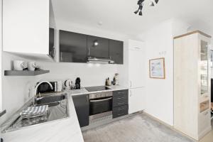 Prime located penthouse w seaview