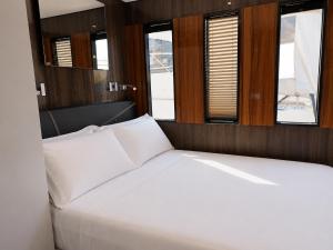 NEON Bigigio House Boat