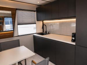 NEON Bigigio House Boat