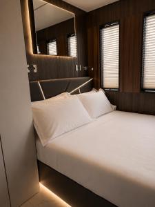 NEON Bigigio House Boat