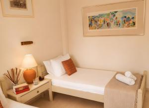 Bright 2BR Apt Kitchenette Pool 3