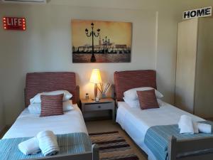 2BR Apt Kitchenette Pool 6
