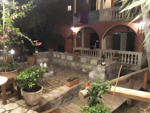 2BR Apt Kitchenette Pool 6
