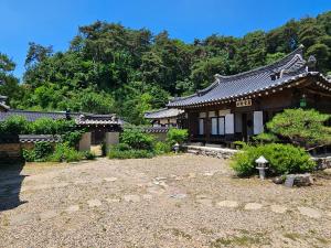 Tohyang Traditional House