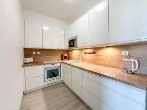 Simcity 12 I Square, garage parking, balcony, self check in just 5 min walk to the Old Town