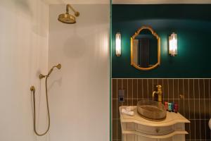 Gouden kamer met terras, duinen en bos
