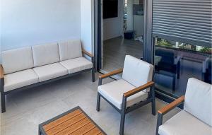2 Bedroom Cozy Apartment In Sibenik