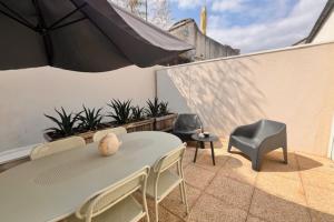 T2 with terrace near Les Minimes