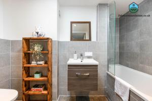 Unique Converted Church Flat-Sleeps 4-Parking-By FabAccommodation