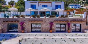 VILLA LUJO - By Almarina Villas