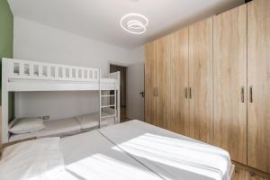 Beach Walk 1BR Apartment Golem by PikHost