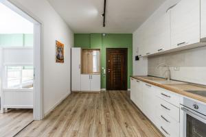 Beach Walk 1BR Apartment Golem by PikHost